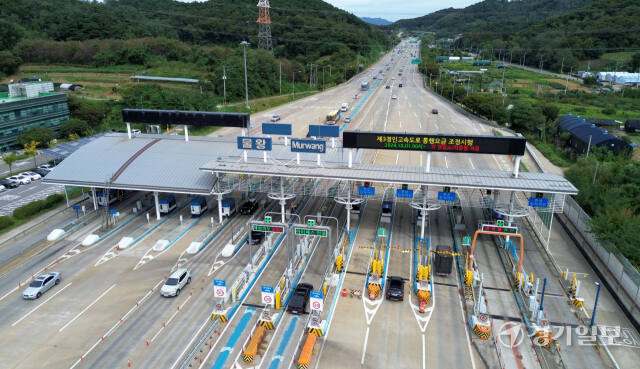 경기도가 운영하는 민자고속화도로 중 2곳의 통행료가 1일부터 인상됐다. 제3경인 고속화도로는 물왕TG, 고잔TG 기준으로 1~5종 차종별 300~600원씩, 서수원~의왕 고속화도로는 의왕TG 기준으로 1~5종 모두 100원씩 통행료가 각각 인상됐다. 사진은 이날 물왕TG 모습. 김시범기자