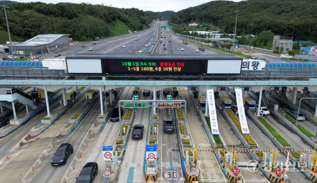 경기도가 운영하는 민자고속화도로 중 2곳의 통행료가 1일부터 인상됐다. 제3경인 고속화도로는 물왕TG, 고잔TG 기준으로 1~5종 차종별 300~600원씩, 서수원~의왕 고속화도로는 의왕TG 기준으로 1~5종 모두 100원씩 통행료가 각각 인상됐다. 사진은 이날 의왕TG 모습. 김시범기자
