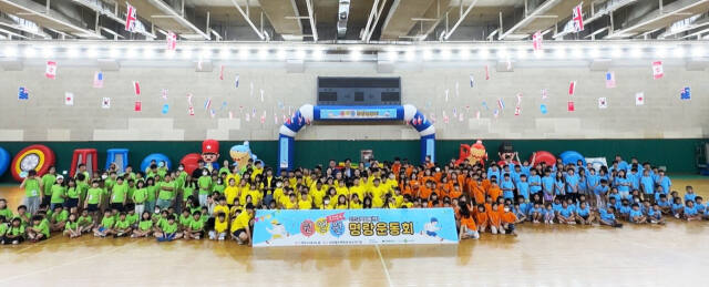 포스코이앤씨 관계자들이 인천지역아동센터 아동들과 명랑운동회를 한 뒤 기념 촬영을 하고 있다. 포스코이앤씨 제공