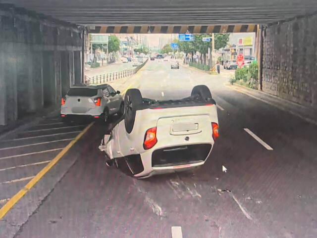 지난 1일 오후 인천 부평구 부평동 동수굴다리에서 스포츠유틸리티차(SUV)가 전복된 모습. 인천소방본부 제공