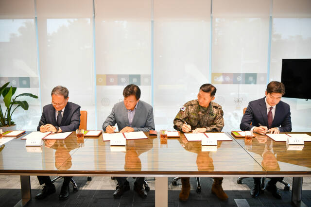 포천시가 지난달 30일 시정회의실에서 군관련 시설 소음피해 보상 논의를 위한 소통위원회 협약을 체결하고 있다. (왼쪽부터)김종훈 포천시 부시장, 강태일 포천시 사격장 등 군관련 시설 범시민대책위원회 위원장, 김성민 5군단장, 김용태 국회의원. 포천시 제공
