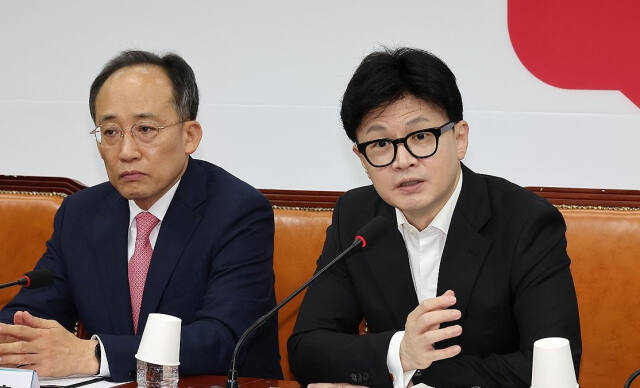 국민의힘 한동훈 대표가 지난달 30일 오전 국회에서 열린 최고위원회의에서 발언하고 있다. 왼쪽은 추경호 원내대표. 연합뉴스
