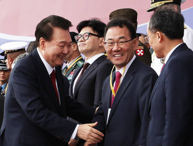 윤석열 대통령이 1일 성남 서울공항에서 열린 건군 76주년 국군의날 기념식을 마치고 퇴장하며 국민의힘 한동훈 대표, 주호영 국회 부의장, 추경호 원내대표 등과 인사하고 있다. 연합뉴스