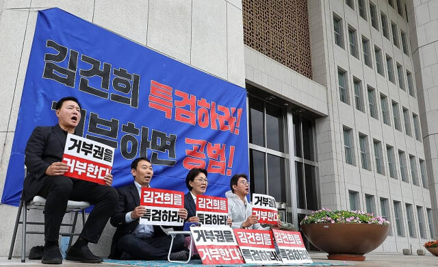 정부의 김건희 여사·채상병 특검법 재의요구안 의결을 규탄하며 야5당 의원들이 천막 농성에 돌입했다. 1일 오전 국회 본청 앞에서 더불어민주당 조계원(왼쪽부터), 김용민, 권향엽, 노종면 의원이 특검법 수용을 촉구하는 구호를 외치고 있다. 연합뉴스