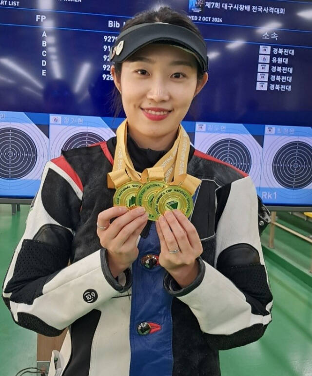 제7회 대구광역시장배 전국사격대회에서 여자 일반부 50m 소총 3관왕에 오른 임하나가 금메달 3개를 들어보이고 있다.화성시청 제공
