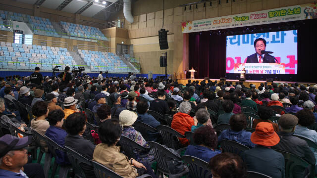 2일 남양주체육문화센터에서 열린 남양주시 노인의 날 기념행사에서 주광덕 남양주시장이 인사말을 하고 있다. 남양주시 제공