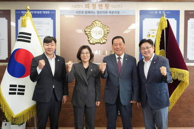 사진 왼쪽부터 최승혁 시의원,김보라 시장,안정열 시의회 의장,최호섭 시의원이 정례 차담회를 마친 후 기념 촬영을 했다.-안성시의회 제공-