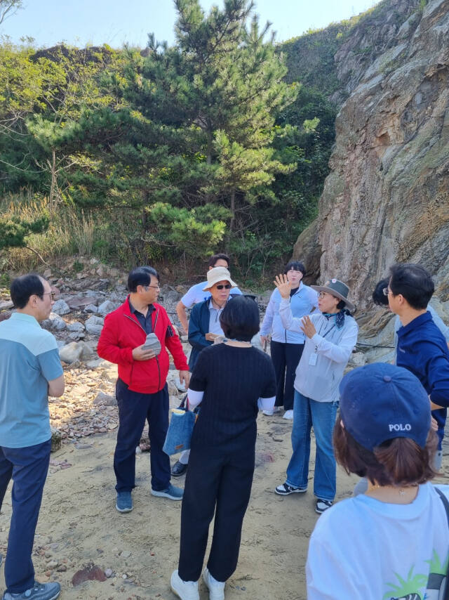 인천시의회 건설교통위원회가 최근 1박2일 일정으로 서해 5도인 백령도와 대청도 등을 찾아 사업 현장을 점검하면서 김대중 건교위원장 및 시의원들이 국가지질공원 현장을 살펴보고 있다. 인천시의회 제공