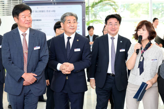 정해권 인천시의회 의장(국민의힘·연수1)이 최근 인천 송도국제도시 인천스타트업파크에서 열린 ‘인천 스타트업파크 붐업 페스티벌 2024’에서 윤원석 인천경제자유구역청장 등과 함께 행사장을 둘러보고 있다. 인천시의회 제공