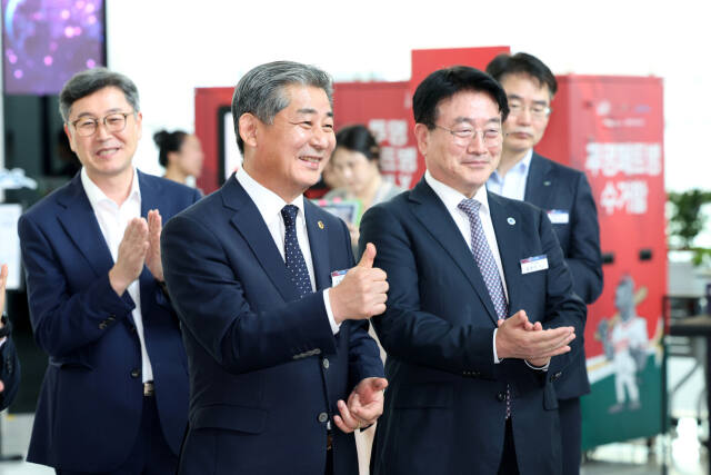 정해권 인천시의회 의장(국민의힘·연수1)이 최근 인천 송도국제도시 인천스타트업파크에서 열린 ‘인천 스타트업파크 붐업 페스티벌 2024’에서 윤원석 인천경제자유구역청장 등과 함께 행사장을 둘러보고 있다. 인천시의회 제공