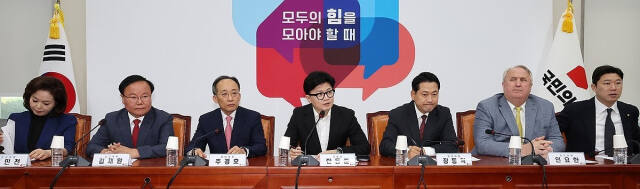 국민의힘 한동훈 대표(가운데)가 지난달 30일 오전 국회에서 열린 최고위원회의에서 발언하고 있다. 연합뉴스