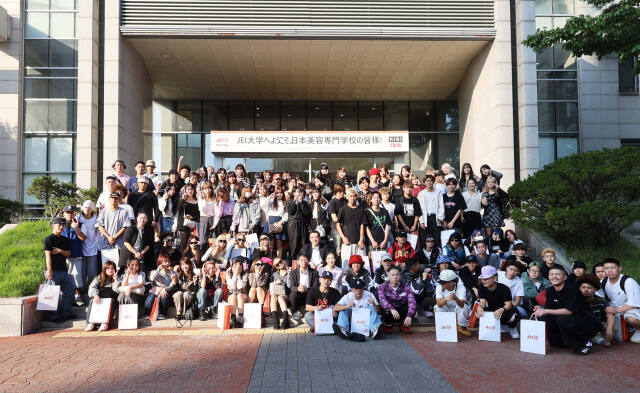 재능대학교가 일본 후쿠오카 이용·미용전문학교(福岡理容美容専門学校)와 IBW미용전문학교(IBW美容専門学校) 학생들을 초청, 입시설명회를 열고 기념촬영을 하고 있다. 재능대 제공