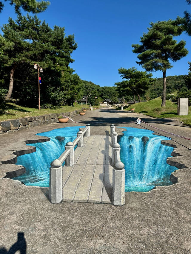 용인시 처인구 모현읍 포은 정몽주 모역 입구에 설치된 선죽교 트릭아트. 용인문화원 제공
