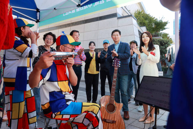 3일 오전 용인시 기흥구 동백호수공원에서 열린 2024 용인시 주민자치 박람회에서 이상일 용인특례시장이 참가자들과 소통하고 있다. 용인특례시 제공