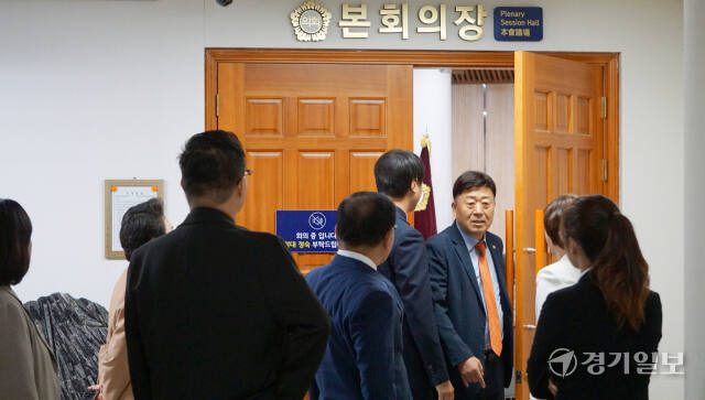 4일 열린 고양시의회 제289회 임시회 제1차 본회의에서 국힘 소속 시의원들이 김운남 의장의 인사말에 반발해 본회의장을 퇴장하고 있다. 신진욱기자