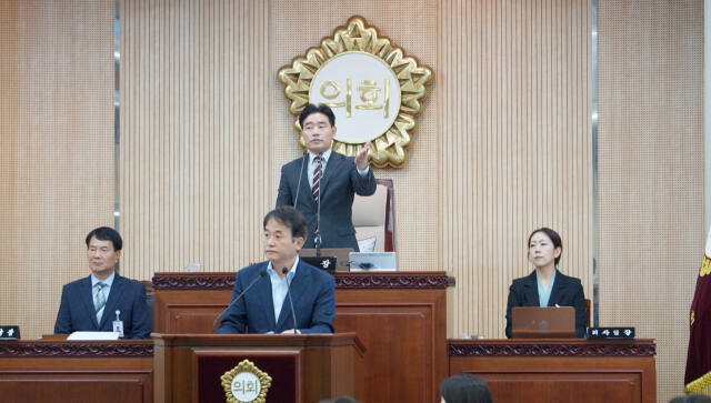 4일 열린 고양시의회 제289회 임시회 제1차 본회의에서 이동환 시장이 추경안 제안설명에 앞서 김 의장의 인사말에 대해 발언하고 있다. 신진욱기자