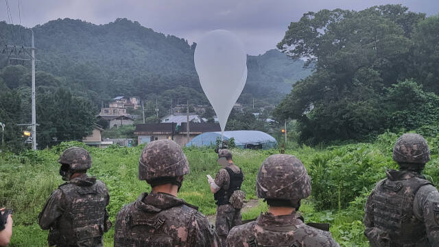 지난 7월 21일 남양주 인근에서 북한 오물 풍선을 제거하는 모습. 기사와 직접 관련 없음. 김태우기자