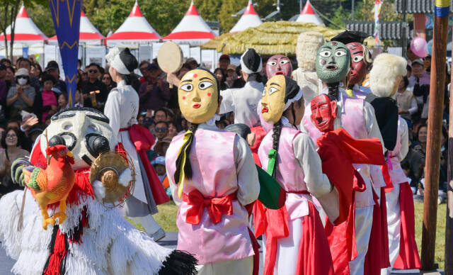 2024 안성맞춤 남사당 바우덕이 축제가 열린 4일 오후 안성맞춤랜드에서 바우덕이 여인 광대들이 남사당놀이를 선보이고 있다. 남사당 바우덕이 축제는 조선시대 남사당패를 이끈 최초의 여성 꼭두쇠, 바우덕이 김암덕을 기리기 위해 2001년 시작됐다. 이번 축제는 '모든 세대와 세계가 함께하는 축제'를 슬로건으로 오는 6일까지 열린다. 윤원규기자