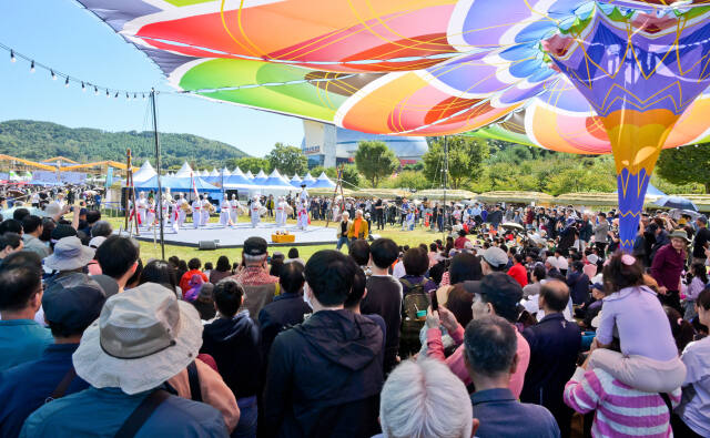 2024 안성맞춤 남사당 바우덕이 축제가 열린 4일 오후 안성맞춤랜드에서 바우덕이 여인 광대들이 남사당놀이를 선보이고 있다. 남사당 바우덕이 축제는 조선시대 남사당패를 이끈 최초의 여성 꼭두쇠, 바우덕이 김암덕을 기리기 위해 2001년 시작됐다. 이번 축제는 '모든 세대와 세계가 함께하는 축제'를 슬로건으로 오는 6일까지 열린다. 윤원규기자