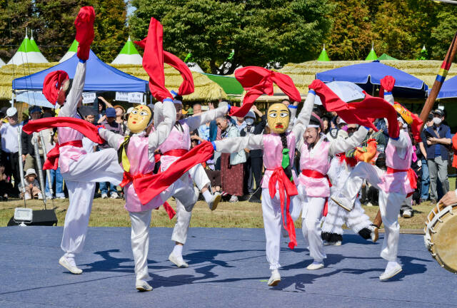 2024 안성맞춤 남사당 바우덕이 축제가 열린 4일 오후 안성맞춤랜드에서 바우덕이 여인 광대들이 남사당놀이를 선보이고 있다. 남사당 바우덕이 축제는 조선시대 남사당패를 이끈 최초의 여성 꼭두쇠, 바우덕이 김암덕을 기리기 위해 2001년 시작됐다. 이번 축제는 '모든 세대와 세계가 함께하는 축제'를 슬로건으로 오는 6일까지 열린다. 윤원규기자