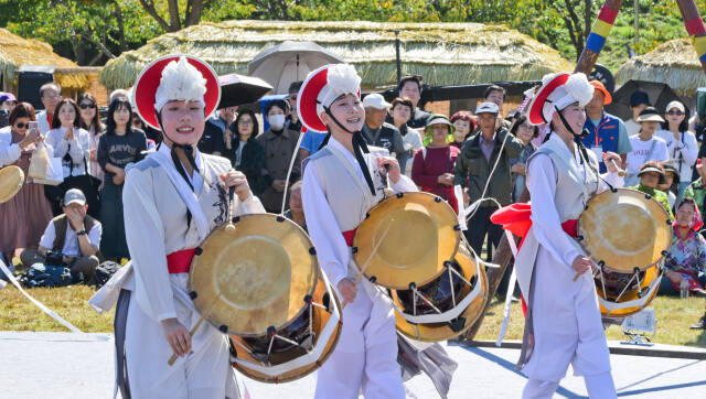 2024 안성맞춤 남사당 바우덕이 축제가 열린 4일 오후 안성맞춤랜드에서 바우덕이 여인 광대들이 남사당놀이를 선보이고 있다. 남사당 바우덕이 축제는 조선시대 남사당패를 이끈 최초의 여성 꼭두쇠, 바우덕이 김암덕을 기리기 위해 2001년 시작됐다. 이번 축제는 '모든 세대와 세계가 함께하는 축제'를 슬로건으로 오는 6일까지 열린다. 윤원규기자
