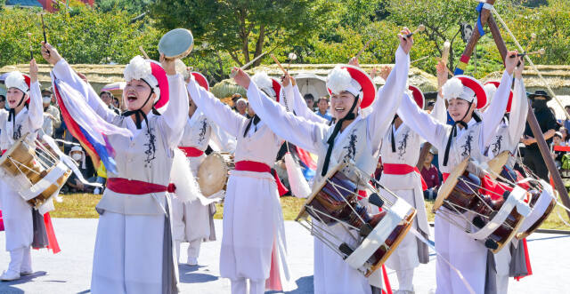 2024 안성맞춤 남사당 바우덕이 축제가 열린 4일 오후 안성맞춤랜드에서 바우덕이 여인 광대들이 남사당놀이를 선보이고 있다. 남사당 바우덕이 축제는 조선시대 남사당패를 이끈 최초의 여성 꼭두쇠, 바우덕이 김암덕을 기리기 위해 2001년 시작됐다. 이번 축제는 '모든 세대와 세계가 함께하는 축제'를 슬로건으로 오는 6일까지 열린다. 윤원규기자