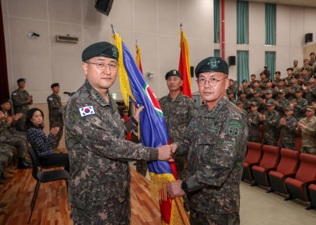 4일 오전 용인시 처인구 육군 지상작전사령부에서 열린 취임식에서 강호필 신임 지상작전사령관 겸 지상군구성군사령관(오른쪽)이 박안수 육군참모총장으로부터 부대기를 이양받고 있다. 지상작전사령부 제공