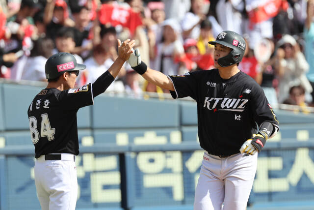2일 잠실야구장에서 열린 LG 트윈스와의 KBO리그 준플레이오프 1차전서 2회초 KT 위즈 문상철이 선제 2점 홈런을 친 뒤 최만호 3루 코치와 하이파이브를 하고 있다.연합뉴스