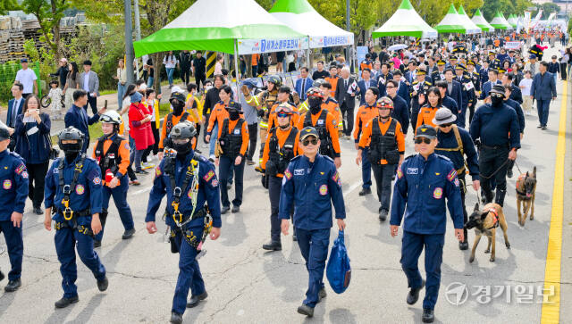 ‘제1회 국민과 함께 119 메모리얼데이’가 열린 5일 평택시 포승읍 소방관 이병곤길 일원에서 소방대원들과 시민들이 추모기념 퍼레이드를 벌이고 있다. 이번 행사는 559명의 순직 소방관을 기억하고 일상 속 추모 문화를 조성하기 위해 마련됐다. 윤원규기자