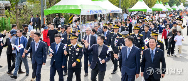 ‘제1회 국민과 함께 119 메모리얼데이’가 열린 5일 평택시 포승읍 소방관 이병곤길 일원에서 허석곤 소방청장, 정장선 평택시장, 홍기원·이병진 국회의원, 이순국 경기일보 대표이사 사장 등 내빈들과 시민들이 추모기념 퍼레이드를 벌이고 있다. 559명의 순직 소방관을 기억하고 일상 속 추모 문화를 조성하기 위해 마련됐다. 윤원규기자