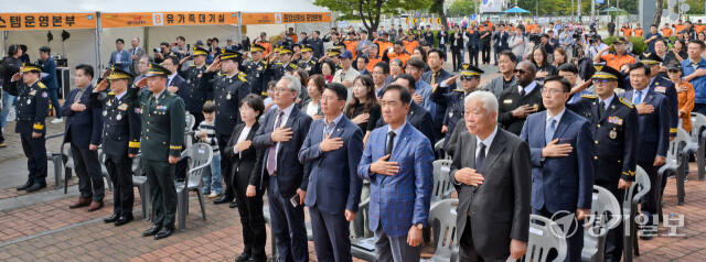 ‘제1회 국민과 함께 119 메모리얼데이’가 열린 5일 평택시 포승읍 소방관 이병곤길 일원에서 허석곤 소방청장, 정장선 평택시장, 홍기원·이병진 국회의원, 이순국 경기일보 대표이사 사장 등 내빈들과 시민들이 국민의례를 하고 있다.