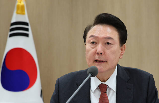 지난 2일 서울 용산 대통령실 청사에서 열린 긴급 경제·안보 점검회의에 참석, 발언 중인 윤석열 대통령. 연합뉴스