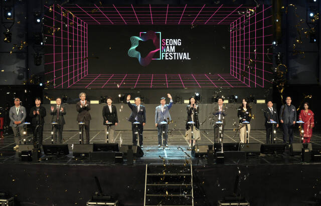 지난 5일 성남 중앙공원 일대에서 열린 2024 성남페스티벌 개막식에서 신상진 성남시장을 비롯한 참석자들이 기념촬영을 하고 있다. 성남문화재단 제공