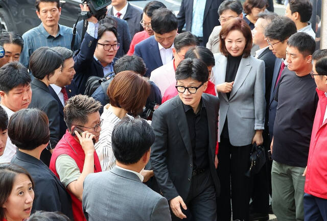 국민의힘 한동훈 국민의힘 대표가 지난달 27일 부산 금정구 옛 침례병원에 들어서고 있는 모습. 한 대표는 10월 5~6일 이틀간 10·16 기초단체장 재보궐선거와 관련해 윤일현 금정구청장 후보를 지원하고 있다. 연합뉴스