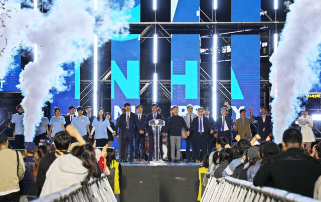 인하대와 인하대병원이 ‘미래를 위한 새로운 출발’을 선언하는 ESG 선포식에서 조명우 총장 등 참석자들이 기념사진을 촬영하고 있다. 인하대 제공