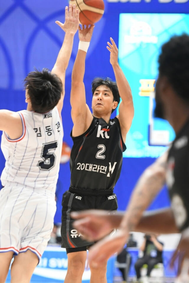 6일 충북 제천체육관서 벌어진 2024 KBL 컵대회 조별리그 B조 1차전 부산 KCC와 경기에서 KT 소닉붐의 가드 허훈이 슈팅을 시도하고 있다.프로농구연맹 제공