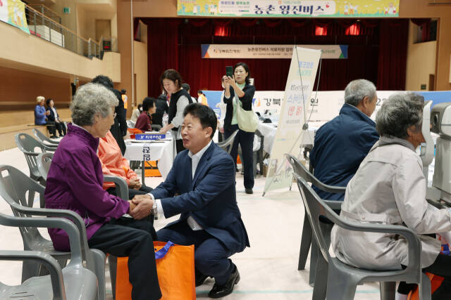 서태원 가평군수가 농촌 왕진버스 사업에 참여하고 있는 모습. 가평군 제공
