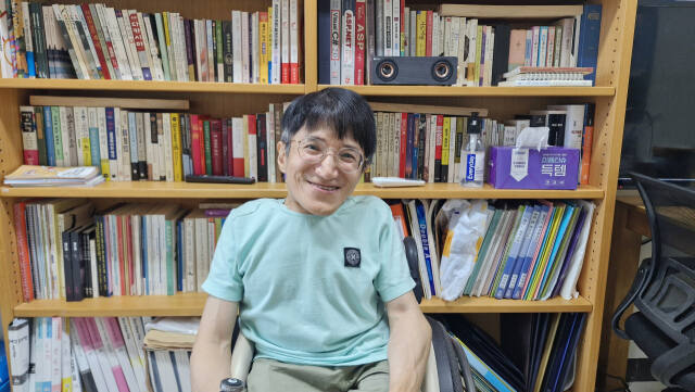 황성환 장애인 인식개선 강사 및 다올림장애인권교육센터장(53)이 경기일보와의 인터뷰에서 장애인식개선 교육 관련 추억 등을 회상하고 있다. 박채령기자