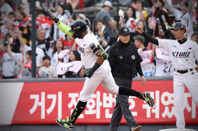 프로야구 준PO 전적 1승1패 상황서 8일 LG를 상대로 홈 3차전을 갖는 KT 위즈가 마운드 안정과 타선의 활약을 통한 승리를 다짐하고 있다.KT 위즈 제공