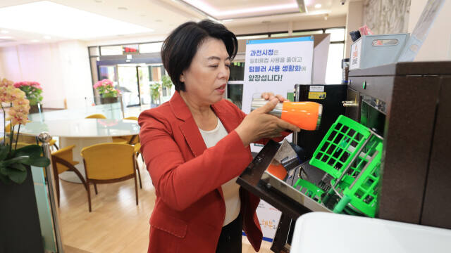 과천시청 내에 텀블러 세척기가 설치돼 있다. 신계용 과천시장이 사용하고 있는 모습. 과천시 제공