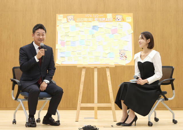김진경 경기도의회 의장이 제3회 의회공감에 참석, 사무처 직원들이 사전에 제출한 질문에 답변하는 토크콘서트를 하고 있다. 경기도의회 제공.