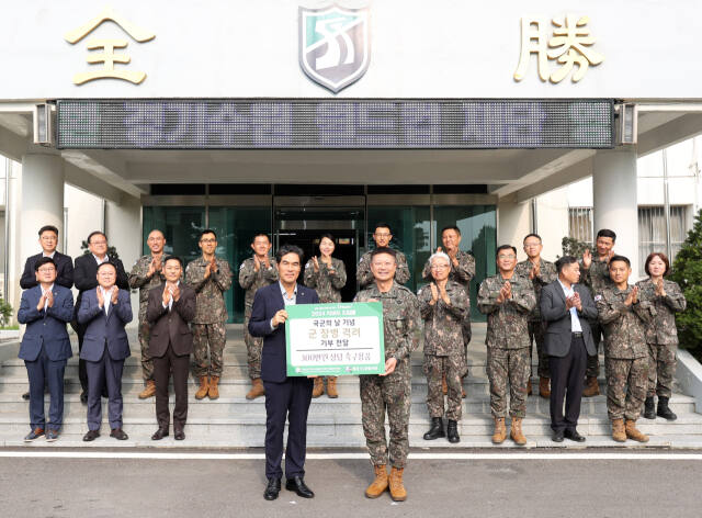 7일 오후 육군 제51 보병사단에서 열린 ‘2024 빅버드 드림볼 기부전달식’에서 이민주 경기도수원월드컵관리재단 사무총장(왼쪽)이 류승민 51사단장에게 축구공 기부물품을 전달하고 있다.월드컵재단 제공