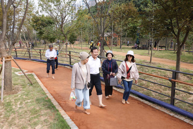 김성제 의왕시장이 백운밸리 연결녹지 황톳길에서 시민들과 담소를 나누며 걷고 있다. 의왕시 제공