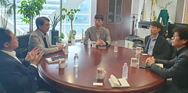 지난 7일 서울 상암동 한국저작권보호원에서 열린 현안 간담회에 참석한 이재진 위원장(왼쪽 첫 번째)과 박정렬 원장(오른쪽 두 번째). 인터넷신문윤리위원회 제공