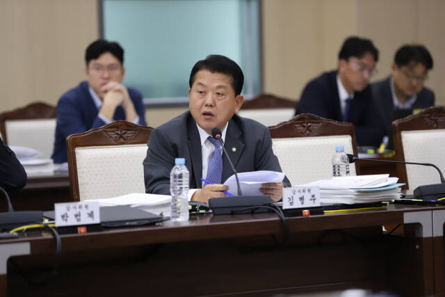 김병주 의원이 8일 국방위 행정감사에서 질의를 하고 있다. 의원실 제공