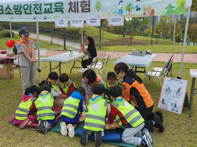 하남소방서가 하남시 미사한강공원에서 어린이들이 참석한 가운데 소방안전교육체험장을 운영하고 있다. 하남소방서 제공