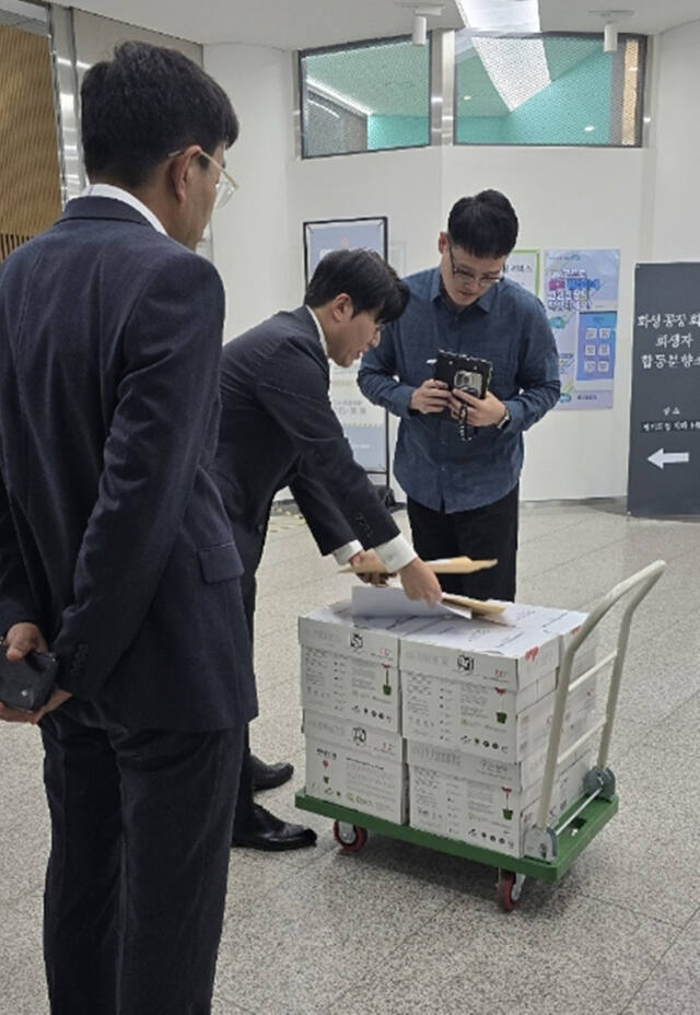 이기영 고양 일산서구 탄현동 총비상대책위원장(왼쪽)이 최근 경기도 행정심판위원회에 덕이동 데이터센터 건립 관련 행정심판 청구서 및 집행정지 신청서 등을 접수하고 있다. 이기영 고양 일산서구 탄현동 총비상대책위원장 제공