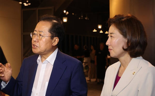 국민의힘 나경원 의원(오른쪽)과 홍준표 대구시장이 지난 6월 21일 오후 대구 동구 신세계백화점 내 일식집에서 만찬을 한 뒤 기자들의 질문에 답하고 있다. 연합뉴스