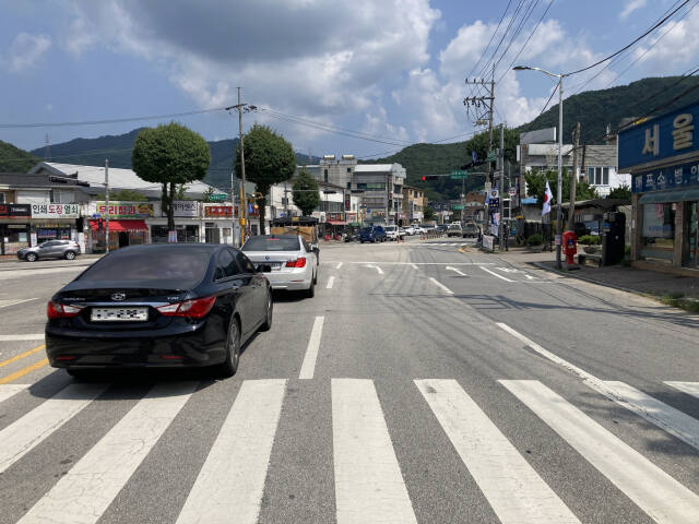 포천시는 내년 내촌면 상권 활성화를 위해 LED 간판 정비사업을 본격 추진한다. 사진은 내년 사업 대상지인 내촌면 내촌로 일대. 포천시 제공