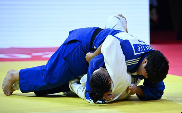 지난 5일 타지키스탄 투샤베에서 열린 2024 세계청소년유도선수권대회 여자 +78㎏급 결승에서 금메달을 획득한 한국의 이현지가 셀리아 캉캉(프랑스)을 상대로 누르기 공격을 시도하고 있다.국제유도연맹 제공